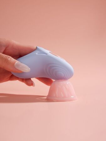 Голубой вибромассажёр на пальцы Echo 2 с функцией нагрева